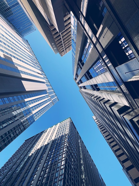 Foto vista a basso angolo di edifici moderni contro un cielo blu limpido