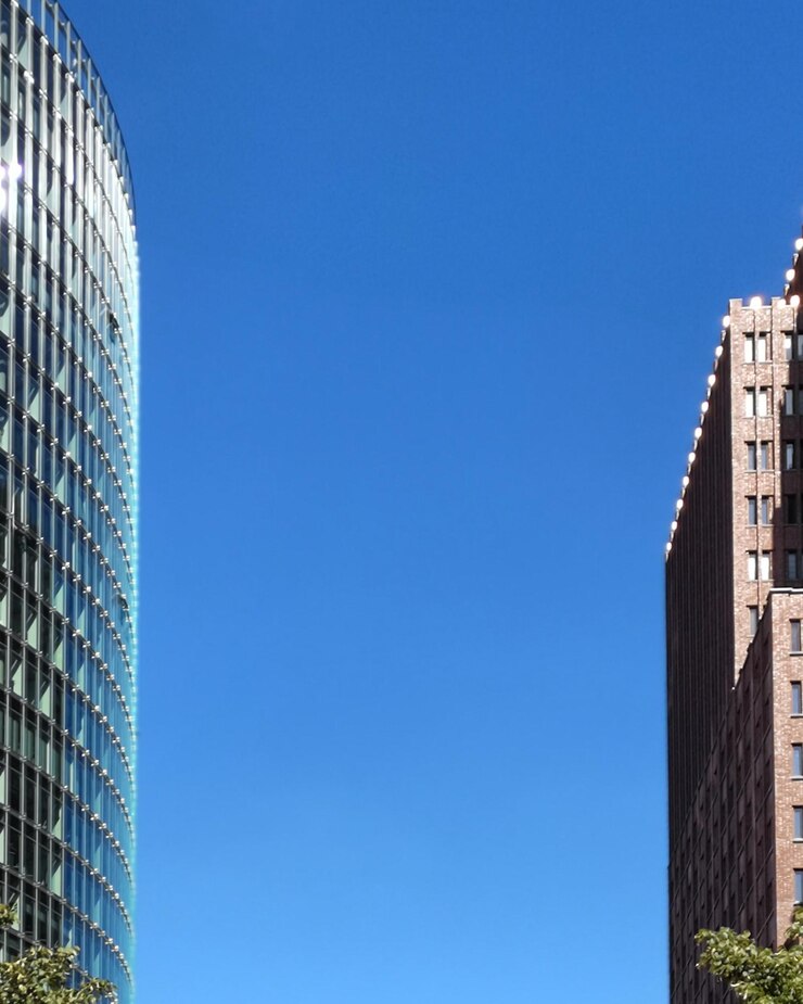 Photo 明るい青い空を背景に近代的な建物の低角度の景色