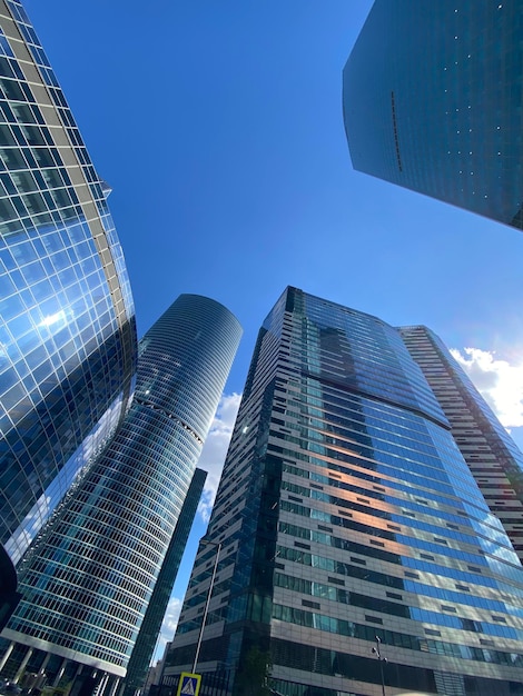 明るい青い空に照らされた近代的な建物の低角度の景色