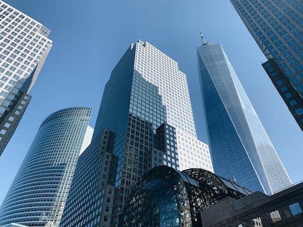 Foto vista a basso angolo di edifici moderni contro un cielo limpido