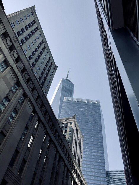 Foto vista a basso angolo di edifici moderni contro un cielo limpido