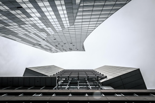 Photo low angle view of modern buildings against clear sky