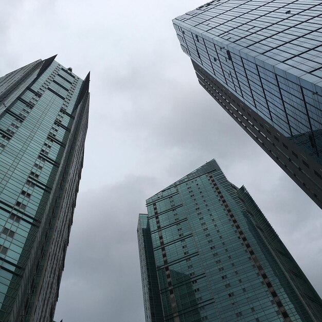 Foto vista a basso angolo di edifici moderni contro un cielo nuvoloso