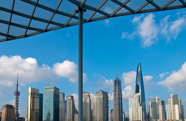 Photo low angle view of modern buildings against cloudy sky