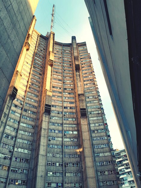 都市の空に照らされた近代的な建物の低角度の景色