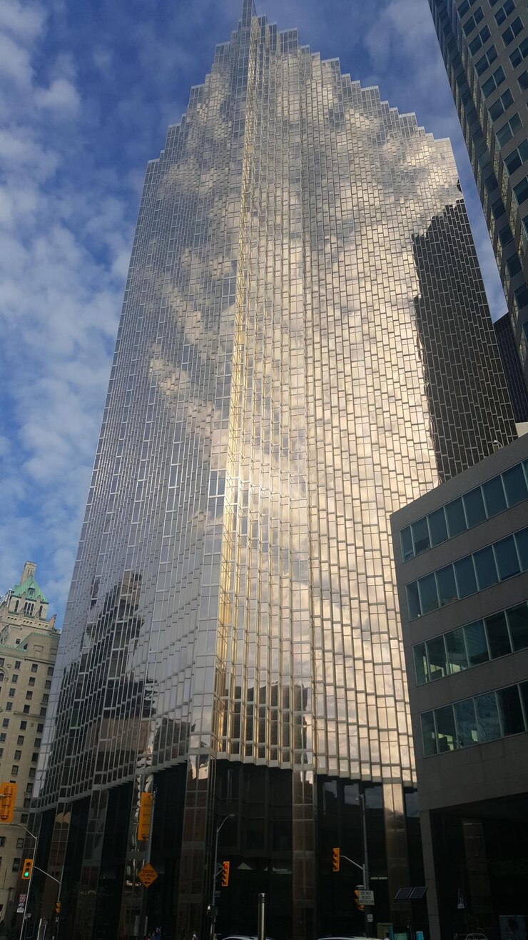 फोटो low angle view of modern buildings against sky in city