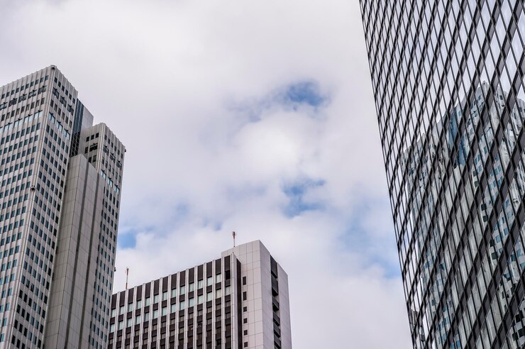 Photo 都市の空に照らされた近代的な建物の低角度の景色