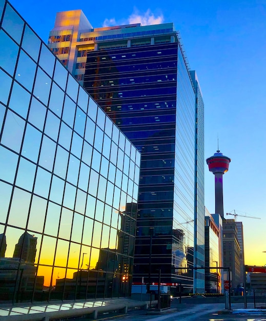 Photo low angle view of modern buildings against sky at dusk