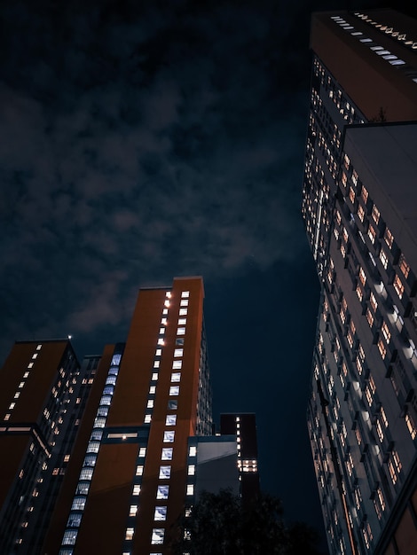 Foto vista a basso angolo di edifici moderni contro il cielo notturno