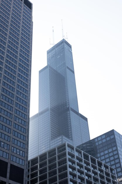 Foto vista a basso angolo di edifici moderni contro il cielo