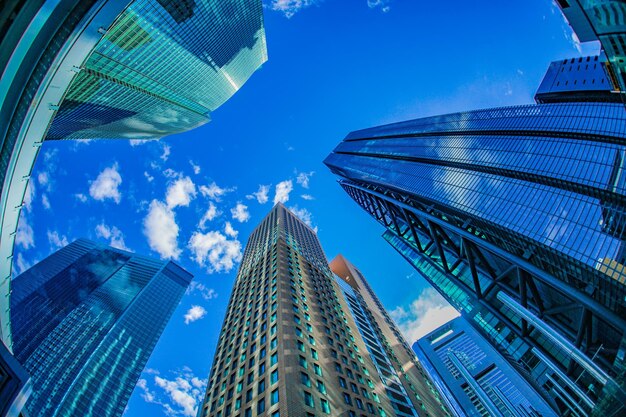 天空を背景に近代的な建物の低角度のビュー