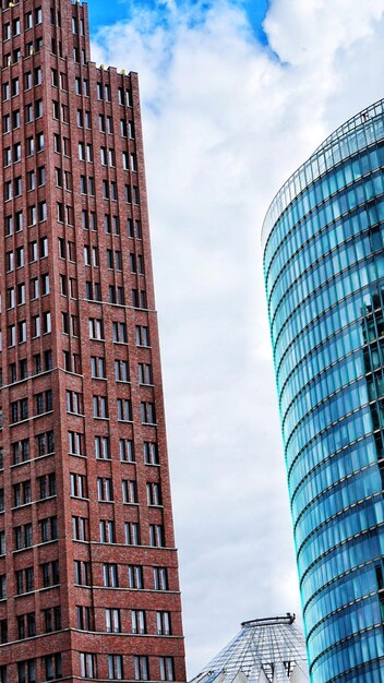 Foto vista a basso angolo di edifici moderni contro il cielo