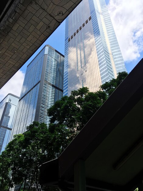 Foto vista a basso angolo di edifici moderni contro il cielo