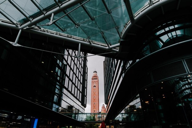 Foto vista a basso angolo di edifici moderni contro il cielo