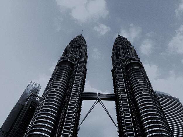 Photo low angle view of modern buildings against sky