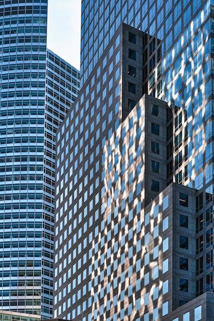 空に照らされた近代的な建物の低角度の景色