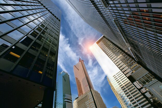 Photo low angle view of modern buildings against sky
