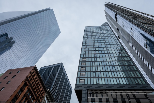 Foto vista a basso angolo di edifici moderni contro il cielo