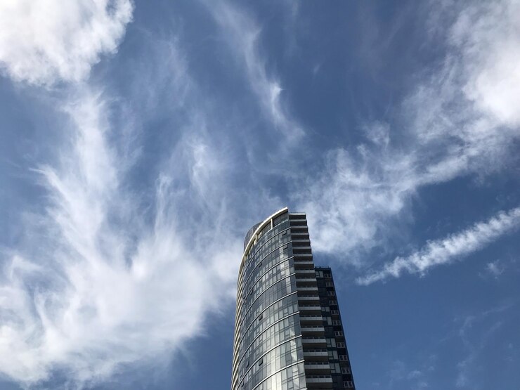 Photo 空に照らされた近代的な建物の低角度の景色
