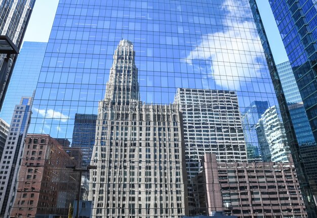 Foto vista a basso angolo di edifici moderni contro il cielo