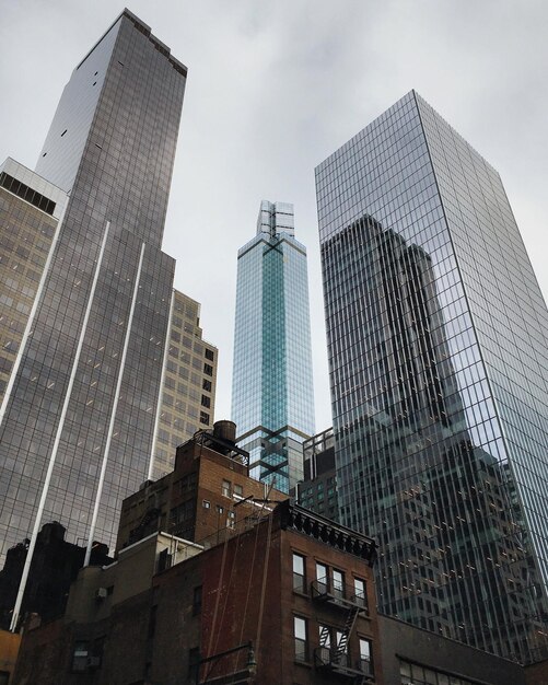 Photo low angle view of modern buildings against sky