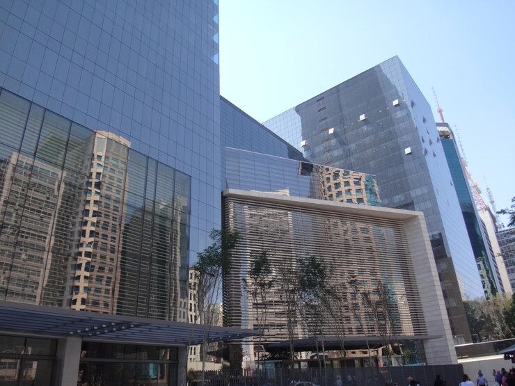 Photo 現代建築對天空的低角度視角