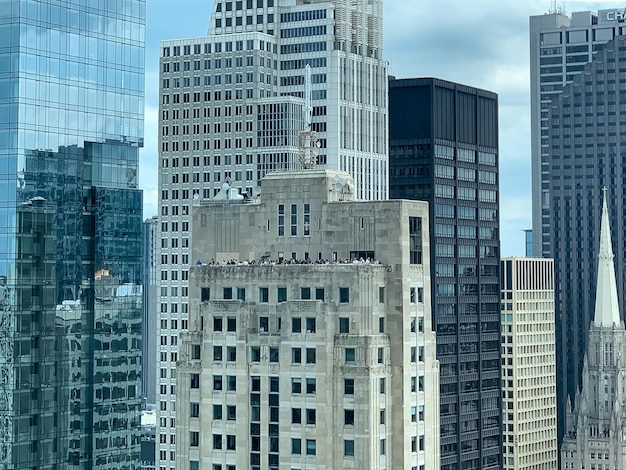 Foto vista a basso angolo di edifici moderni in città contro il cielo