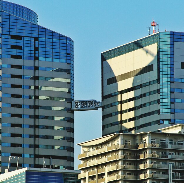 Photo low angle view of modern buildings in city on sunny day