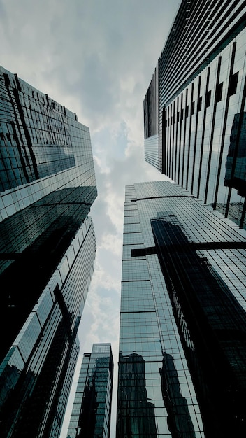 Foto vista ad angolo basso di edifici moderni in città