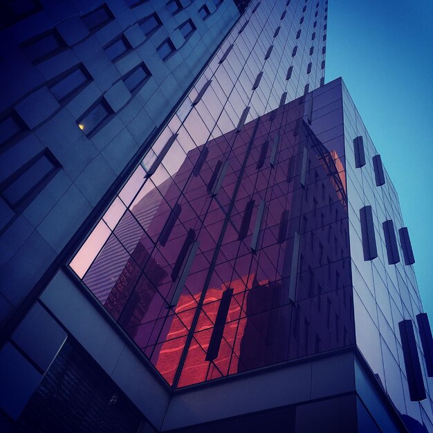 Photo low angle view of modern buildings with reflection