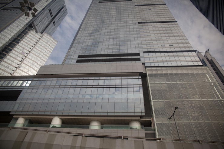 Photo 城市中現代玻璃建築的低角度視角
