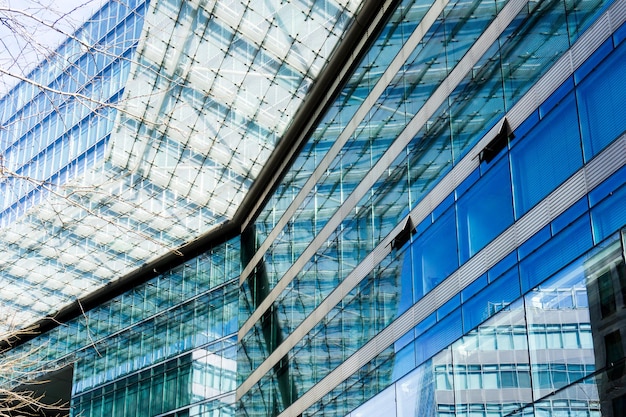 Photo low angle view of modern glass window