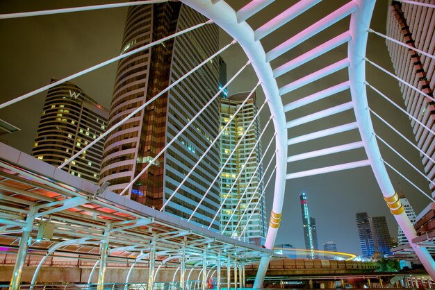 Photo low angle view of modern skyscraper