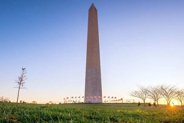 Vista a basso angolo del monumento contro un cielo limpido