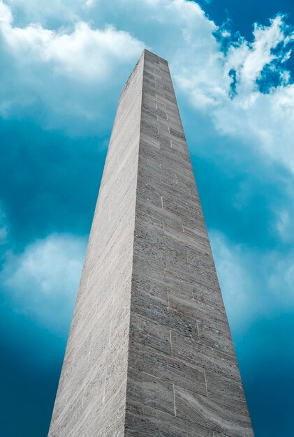 Foto vista a bassa angolazione del monumento contro un cielo nuvoloso