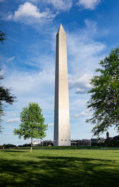 Foto vista a basso angolo del monumento contro il cielo