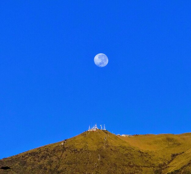 Foto vista a basso angolo della luna contro un cielo blu limpido