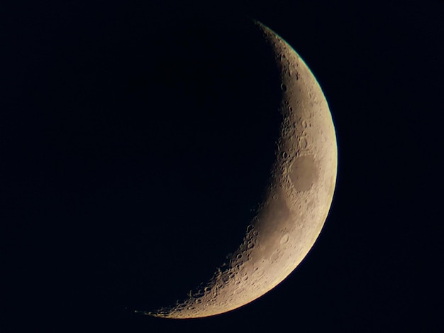 Foto vista a basso angolo della luna contro un cielo limpido di notte