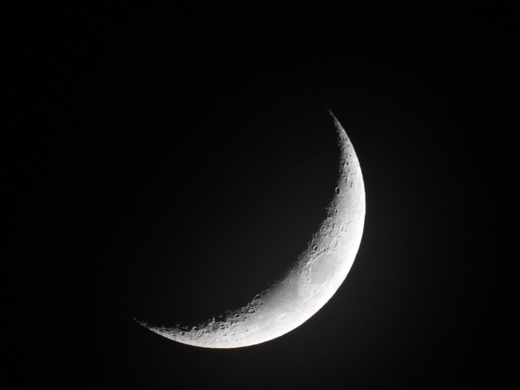 Photo low angle view of moon against clear sky at night