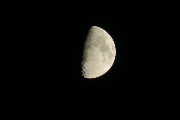 Foto vista a bassa angolazione della luna contro un cielo limpido di notte