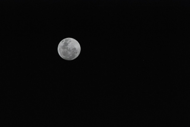 Photo low angle view of moon against clear sky at night