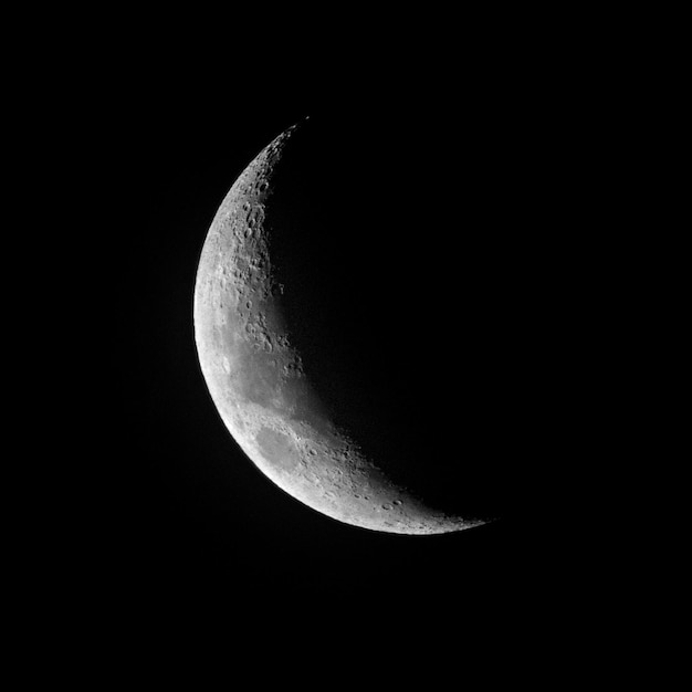 Foto vista a basso angolo della luna contro un cielo limpido di notte