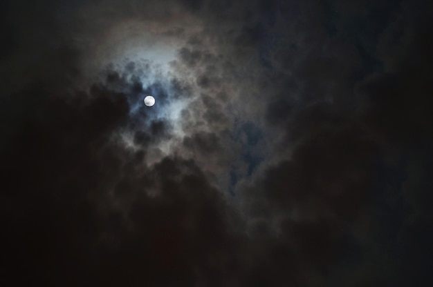 Photo low angle view of moon against cloudy sky