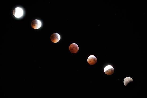 Photo low angle view of moon against sky at night