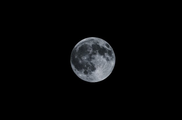 Photo low angle view of moon against sky at night