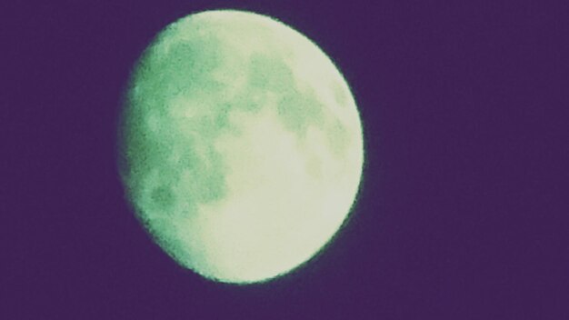 Photo low angle view of moon against sky