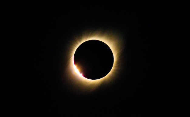 天空の背後にある月を低角度で眺める