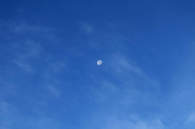 Photo low angle view of moon in blue sky