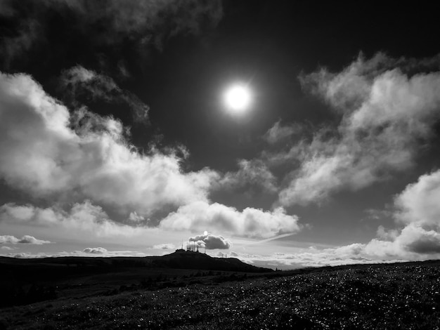 Foto vista a basso angolo della luna di notte