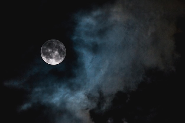 Photo low angle view of moon in sky